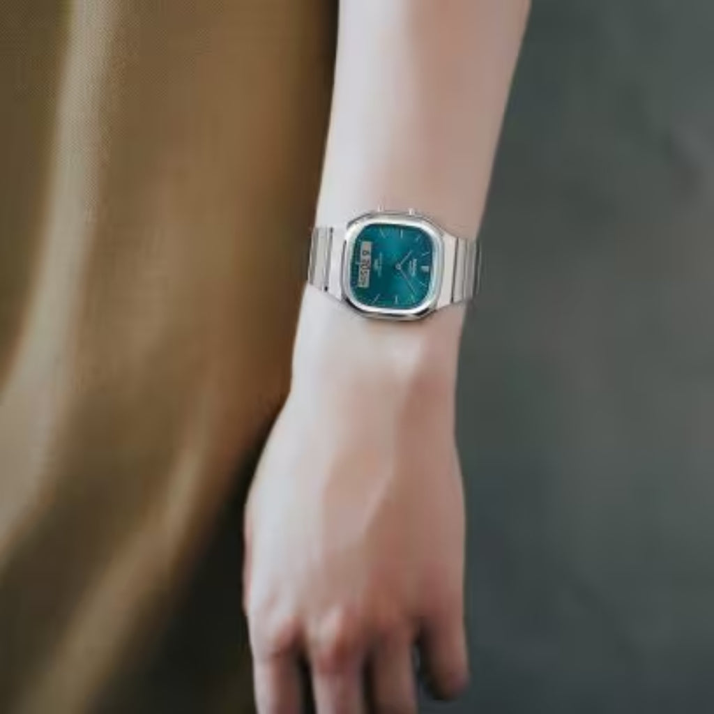 Casio Vintage AQ-240E-3ADF Unisex Analog-Digital Watch with Stainless Steel Bracelet, Green Dial, Quartz Movement, Daily Alarm, Water Resistant
